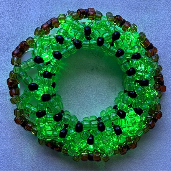 ❌SOLD❌🥝 Kiwi Glow Kandi Cuff - Picture 11 of 12